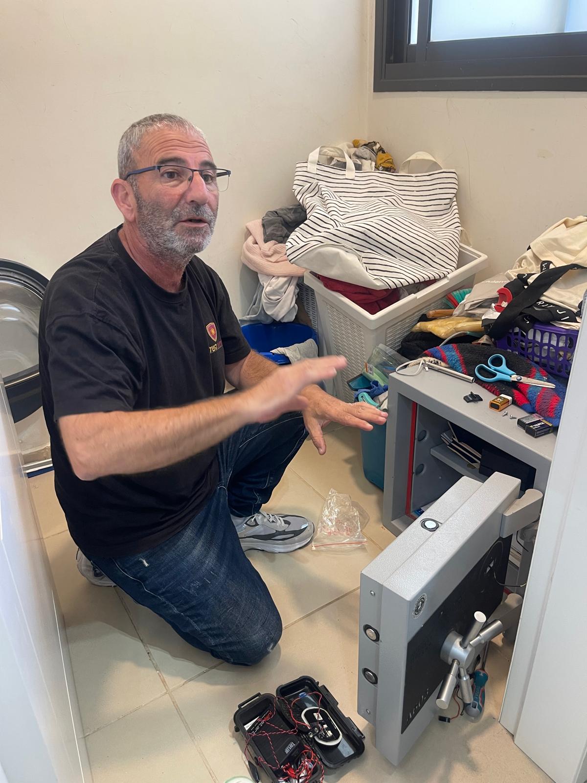 פתיחת כספת נעולה ללא נזק